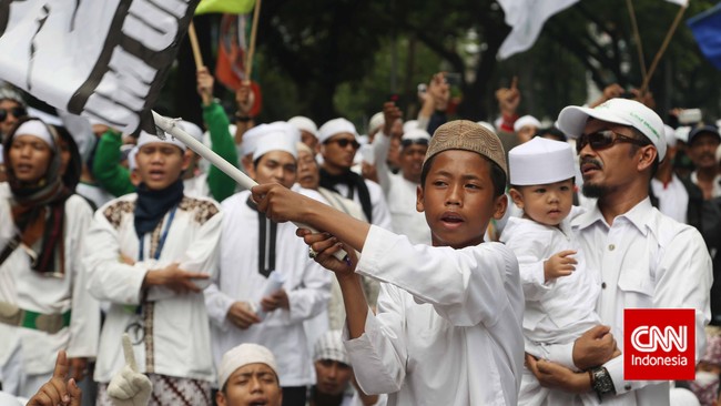 "Mari kita jadikan Jakarta kota yang religius dan agamis! Rakyat sudah tak percaya pada Ahok!" kata Fahrurrozi yang didukung penuh oleh Front Pembela Islam.