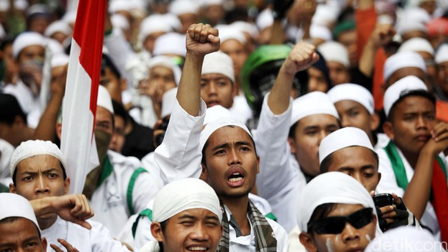Organisasi FPI yang menggelar aksi menentang Ahok sebagai gubernur Jakarta tidak tercatat. Ahok melayangkan dua surat untuk membubarkan ormas Islam ini.