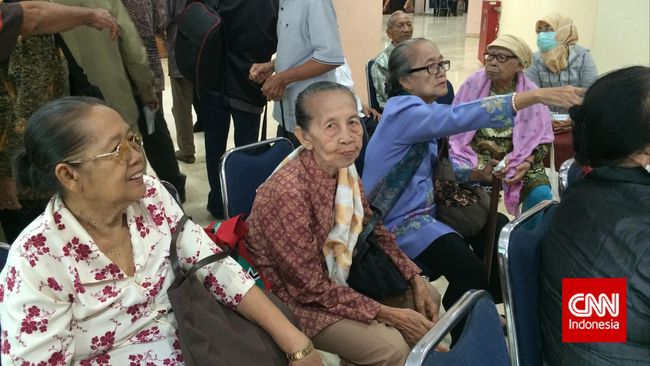 The Act of Killing bicara dari sudut pandang pelaku, sedang The Look of Silence dari sudut keluarga korban.