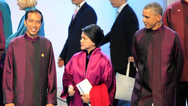 Selain menunaikan tugas kenegaraan, Presiden RI Joko Widodo seharusnya juga berdiplomasi budaya: mengenakan busana khas Indonesia.