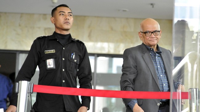 Dorodjatun Kuntjoro Jakti dipanggil penyidik KPK untuk bersaksi terkait dugaan korupsi penerbitan Surat Keterangan Lunas kepada Sjamsul Nursalim di kasus BLBI.