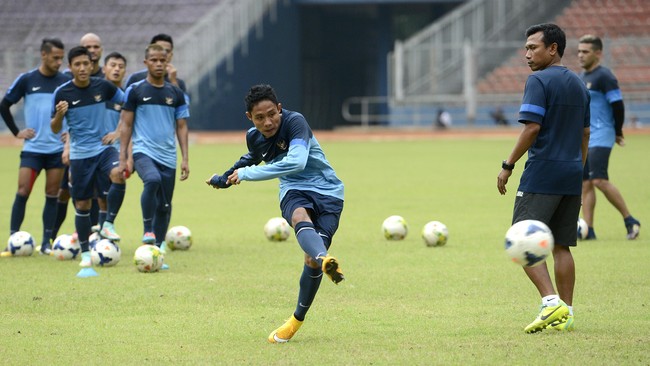 Tim nasional Indonesia unggul 3-0 pada babak pertama melawan Timor Leste dengan gol dicetak oleh Sergio Van Dijk, Zulham Zamrun, dan Evan Dimas.