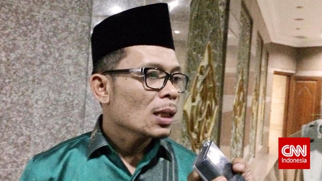 Menteri Ketenagakerjaan Hanif Dhakiri berjanji memaksimalkan kesejahteraan buruh dengan meningkatkan tunjangan bagi para buruh.