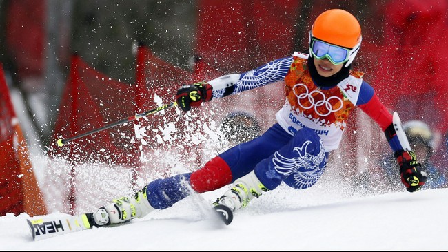 Pemain biola yang baru-baru ini&nbsp;menjadi atlet, Vanessa Mae, dilarang mengikuti&nbsp;pertandingan ski selama empat tahun ke depan lantaran berlaku curang.