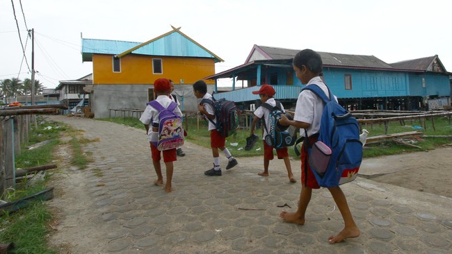 Mayoritas sekolah di Indonesia dinilai tidak layak untuk kegiatan belajar mengajar. Demikian pula dengan kualitas guru dan siswa.