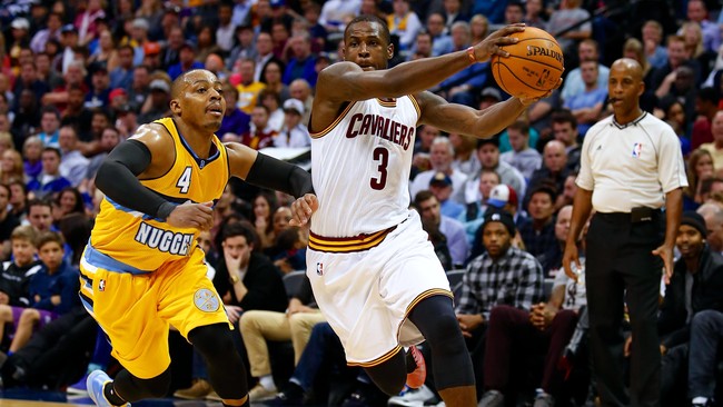 Pemain Cleveland Cavaliers, Dion Waiters, menderita cedera punggung bawah karena ia didorong saat melakukan lay-up dalam laga lawan Denver Nuggets.