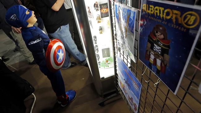 Steve Rogers kalah perang. Ia akan pensiun sebagai Captain America. Perisai berlambang bintang akan pindah ke tangan Sam Wilson, wajah di balik Falcon.