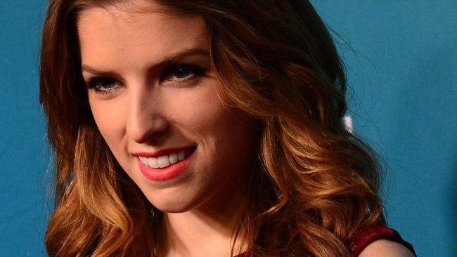 Tak pernah menjadikan tubuhnya sebagai sumber uang, Anna Kendrick tak peduli jika dianggap tak cantik.