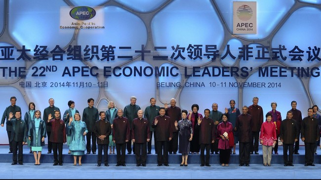 Dalam sesi foto para pemimpin APEC, Jokowi berdiri diantara Xi Jinping dan Barack Obama, yang membuat Jokowi seolah menjadi 'rebutan' dua negara besar di dunia.