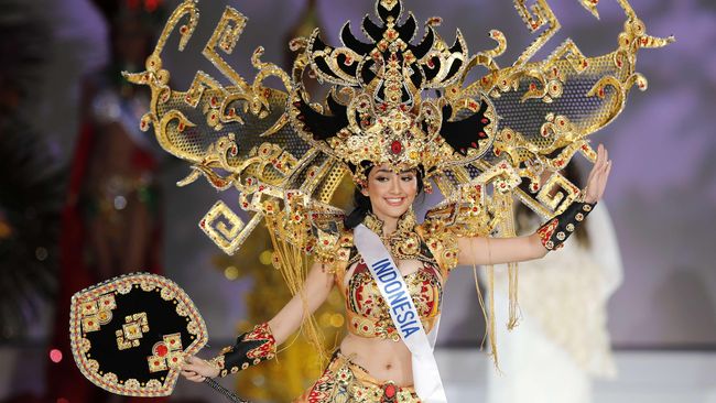 Demi memenangkan kostum terbaik Miss International 2014, Elfin harus rela memakai kostum Lampung dengan berat sekitar 20 kg.&nbsp;