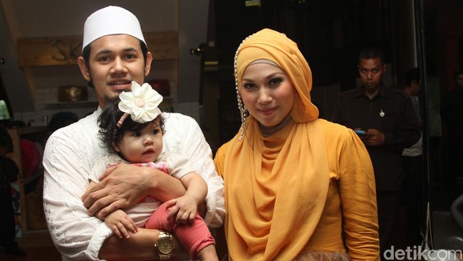 Mantan artis cilik, Puput Melati, baru saja dikaruniai anak keempat. Selasa (11/11), Puput melahirkan bayi perempuan di Rumah Sakit Pondok Indah Jakarta.