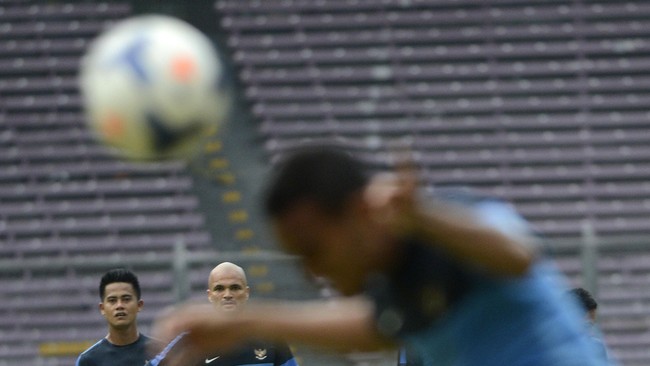 Pelatih yang membawa Persib jadi juara Liga Super Indonesia 2014, Djadjang Nurdjaman menilai timnas Indonesia masih lemah mengantisipasi umpan silang.