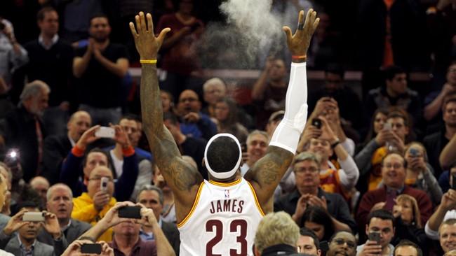 Cleveland Cavaliers memenangkan laga kandang keduanya dengan dibantu oleh sang bintang, LeBron James, yang mencetak tripple-double.