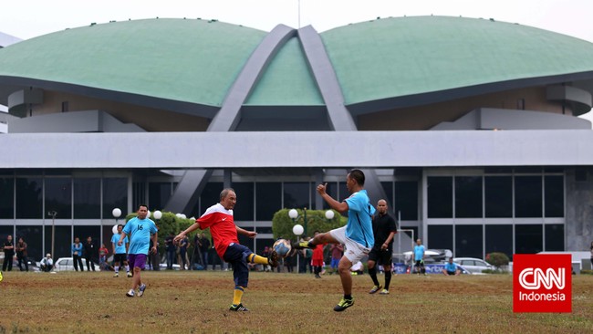 Perdamaian antara KIH dan KMP di parlemen sudah di depan mata dengan KMP memberi sebagai kursi pimpinan di komisi di alat kelengkapan dewan.