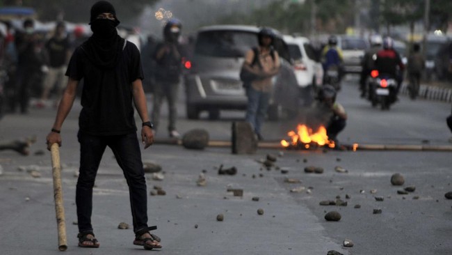 Keributan dua ormas karena rebutan lahan pungli di Pondok Aren, Tangerang Selatan, berakhir dengan mediasi polisi.