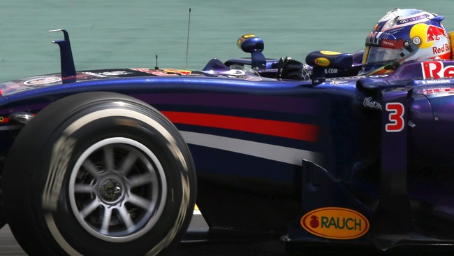 Aturan larangan pengembangan mesin pada tengah musim akan membuat tim terlibat perang dana 'konyol, menurut pemimpin Red Bull, Christian Horner.