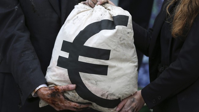Peretas komputer Banque Cantonale de Geneve, membocorkan informasi pribadi sekitar 30.000 nasabah setelah bank enggan membayar uang tebusan 10.000 euro.