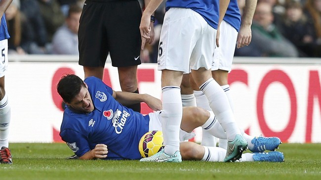 Everton berharap pemain tengahnya, Gareth Barry bisa pulih dari cedera engkel akibat tekel Jordi Gomez, hanya dalam hitungan minggu, bukan bulanan lamanya.