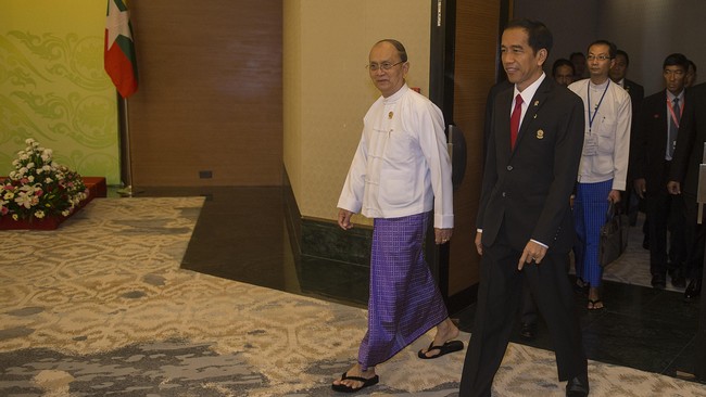 Di sela-sela kunjungannya ke Myanmar untuk menghadiri KTT ASEAN, Presiden Jokowi menyempatkan diri bertemu puluhan WNI di negara itu untuk berbincang santai.