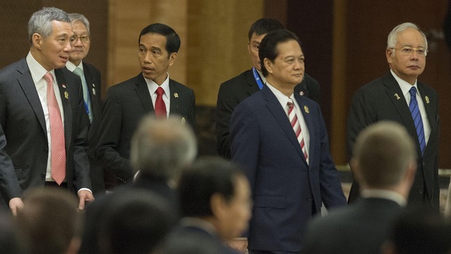 Pertemuan tingkat menteri di KTT ASEAN membahas masalah internal, persoalan perbatasan serta kode etik di Laut China Selatan yang jadi sumber sengketa.