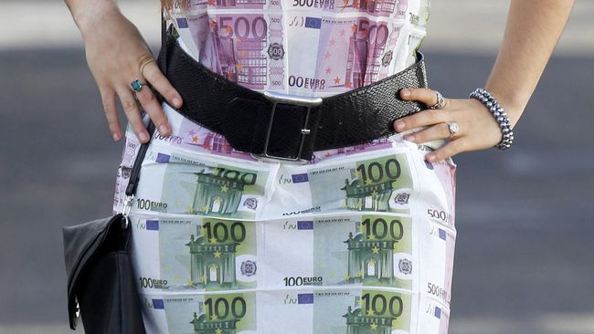 Klien sering bertanya pada manajer apakah artisnya bisa disewa "plus plus". Sekali buka harga bisa dimulai dengan tarif Rp 150 juta.