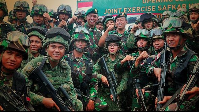 Dua WNI yang menjadi permanent resident di Singapura diketahui mengikuti wajib militer negara tersebut. Dalam UU RI, mereka bisa kehilangan kewarganegaraannya.