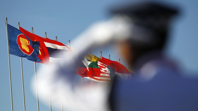 Beberapa sentimen yang mengganggu ekonomi ASEAN antara lain dampak stagnasi ekonomi China, Brexit, hingga kemenangan Donald Trump dalam Pemilihan Presiden AS .
