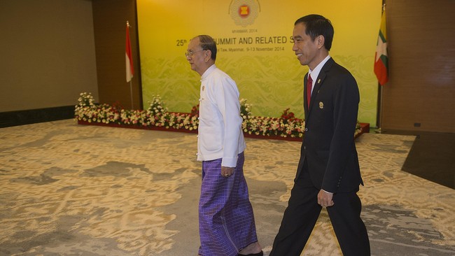 Presiden Jokowi bertemu dengan Presiden Myanmar Thein Sein dan kedua kepala negara sepakat untuk membuka penerbangan langsung dan perbankan langsung.