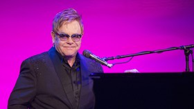 Kacamata Berbingkai Hati Milik Elton John Ditemukan