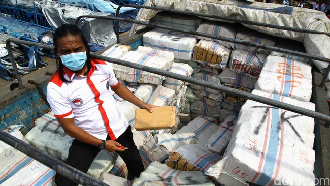Puluhan perempuan Tenaga Kerja Indonesia masih mendekam di penjara-penjara luar negeri dan terancam hukuman mati karena kasus narkoba. Dijebak berbagai modus.