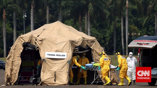 Perang terhadap virus ebola gencar dilakukan. Kementerian Kesehatan melakukan simulasi penanganan ebola menyambut Hari Kesehatan Nasional ke-50.