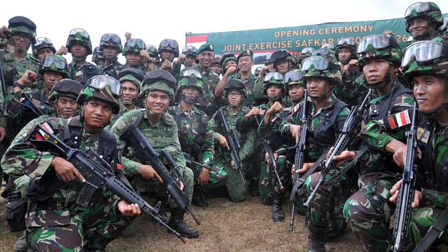 Singapura mewajibkan seluruh pria warga negara Singapura termasuk yang berstatus permanent resident untuk ikut wajib militer.