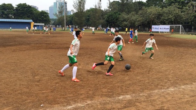 Pembinaan pemain muda dan melahirkan pelatih yang berkualitas menjadi dua kunci untuk menggapai prestasi di sepak bola menurut Danurwindo.