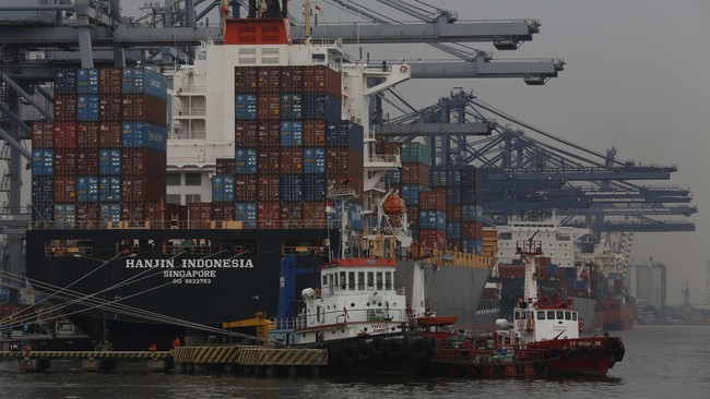 Keputusan The Fed menaikkan suku bunga dinilai akan mendepresiasi nilai tukar rupiah terhadap dolar Amerika Serikat yang menguntungkan eksportir.