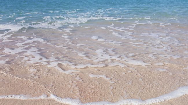 Pasir pantai-pantai berikut&nbsp; tetap berwarna putih namun ada campuran kerang atau jasad renik kemerahan yang sudah hancur, menyatu dengan pasir putihnya.