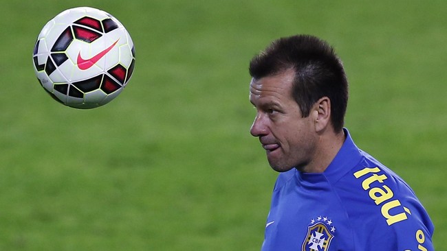 Pelatih Brasil Carlos Dunga memaparkan bahwa persiapan timnya menuju babak perempat final terganggu oleh serangan virus pada 15 pemain.