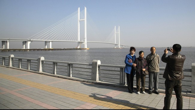 Pembukaan Jembatan Persahabatan, yang menghubungkan Tiongkok dan Korea Utara ditunda. Padahal, jembatan ini dapat mempererat hubungan kedua negara.