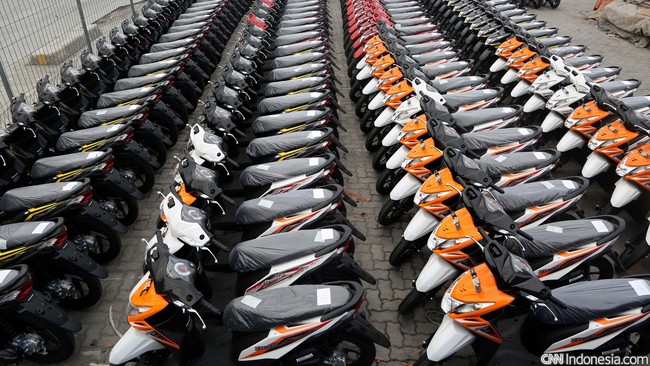 Kebijakan pemerintah menurunkan harga BBM dinilai bisa meningkatkan daya beli masyarakat untuk barang-barang tersier seperti sepeda motor.