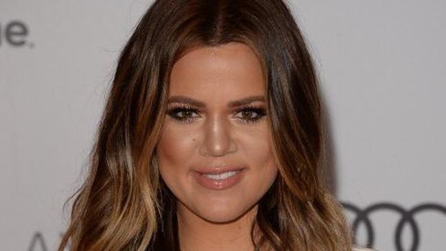 Dalam sehari, keluarga Kardashian berhasil menghebohkan dunia maya. Kalau Kim pamer bokong, sang adik, Khloe menyindir Ku Klux Klan. Ia langsung dicap rasis.
