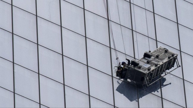 Dua orang pembersih jendela tergantung selama dua jam setelah tali gondola mereka putus di lantai 68 menara WTC, gedung tertinggi di Amerika Serikat.