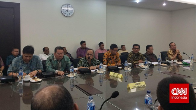 Syarat minimal 30 persen dukungan harus dikantongi kader Golkar yang ingin maju menjadi calon ketua umum. Syarat ini sudah final, tak bisa diubah sembarangan.