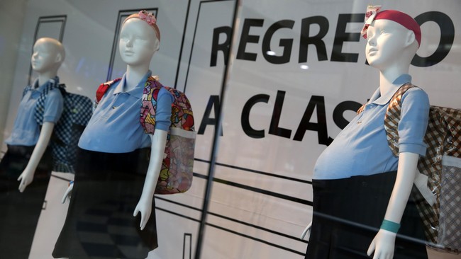 Pameran patung peraga atau manekin anak sekolah yang sedang hamil di sebuah pusat perbelanjaan di Caracas memancing reaksi warga Venezuela.