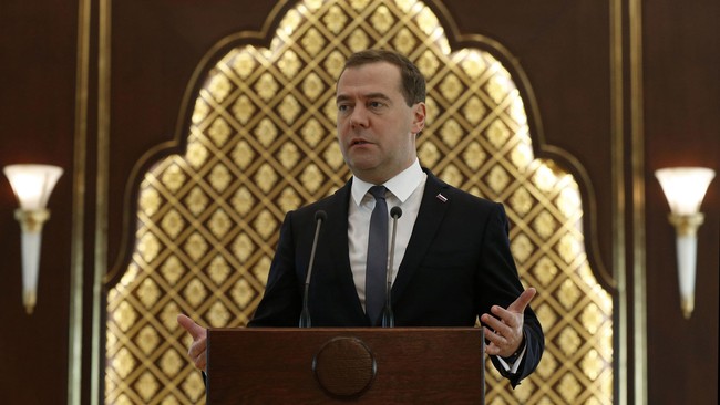 Perdana Menteri Rusia Dmitry Medvedev mengatakan kemungkinan pesawat Kogalymavia jatuh akibat serangan teror masih terbuka.