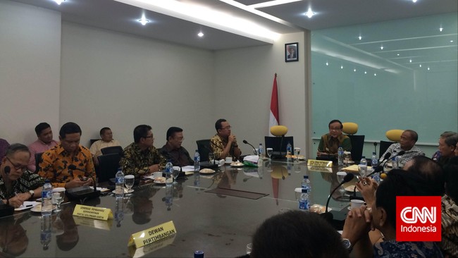 Ical diketahui telah memecat beberapa orang kader dari partai berlambang pohon beringin ini. Akbar ingin mengonfirmasi soal keputusan ini kepada Ical.