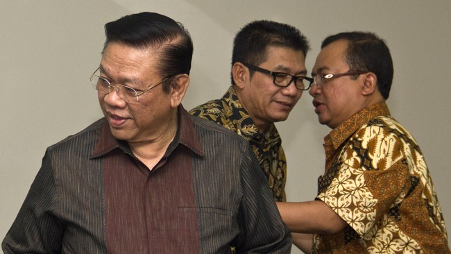 Nuansa non demokratis di tubuh partai beringin jadi sebab para kadernya tidak loyal. Surya Paloh dan Prabowo Subianto merupakan contoh bumerang bagi Golkar.