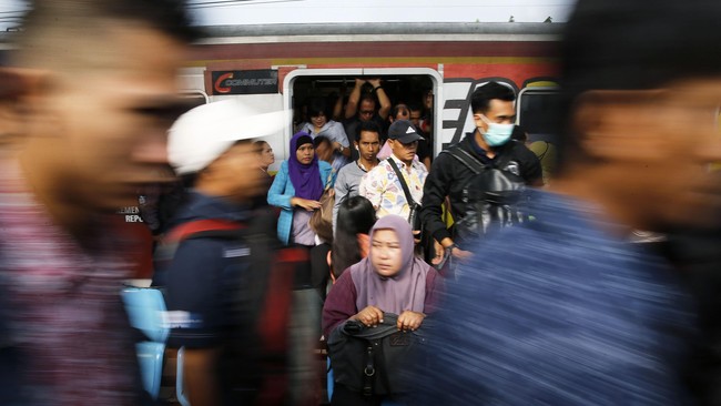 PT Kereta Api memperkirakan lonjakan penumpang Natal dan Tahun Baru terjadi pada 28 Desember 2014.