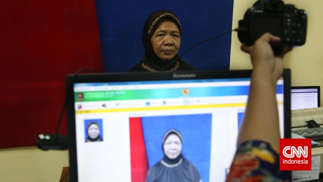 Pengamat menilai berbahaya jika server yang menyimpan data e-KTP dapat diakses dari luar negeri, walaupun secara fisik server itu berada di Indonesia.