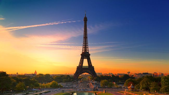 Pada awalnya, menara Eiffel disambut dengan skeptisisme para kritikus. Mereka berpendapat, menara itu secara struktur tidak kokoh.