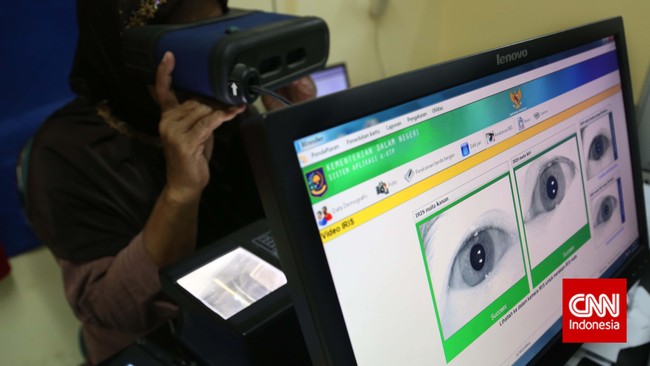 Server yang menyimpan data e-KTP warga berada di Indonesia. Namun, server tersebut bisa diakses secara jarak jauh dari luar negeri.
