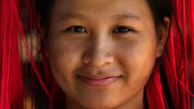 Para wanita suku Lisu di Thailand hanya hidup dari hasil panen padi dan jagung. Namun, hidup mereka tampak bahagia, meskipun mereka tak mengenal listrik.